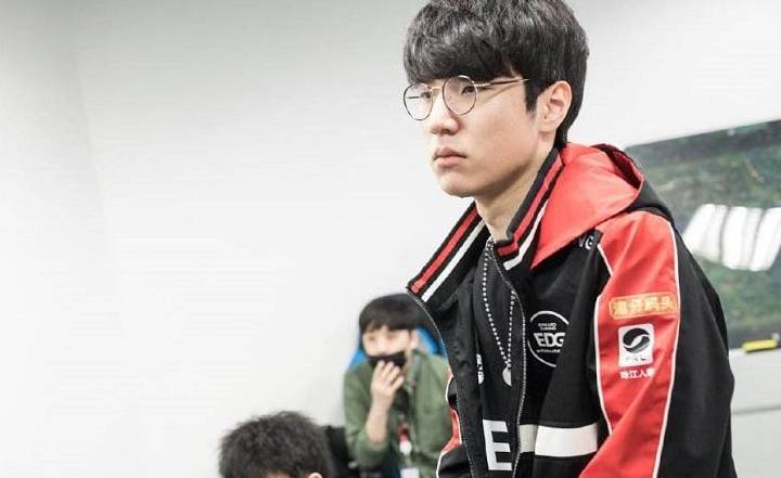 现出了鲜明 现出了鲜明